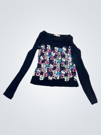Schwarzes Langarmoberteil mit Pailletten-Blumenverzierung