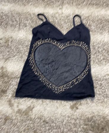 Schwarzes Tanktop mit Herzdetail