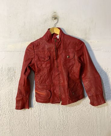 Veste en cuir rouge