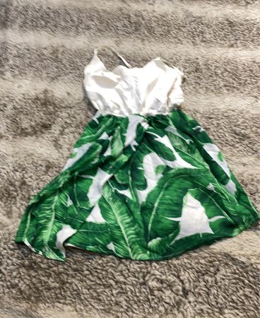 Weißes und grünes Blätterdruckkleid