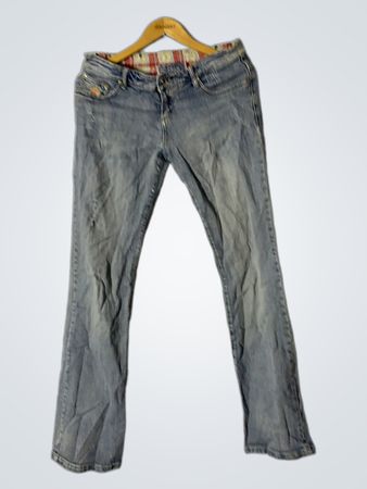 Jeans mit heller Wäsche und karierter Fütterung