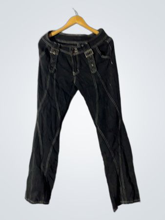 Schwarze Jeans mit weißen Nähten