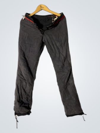 Dunkelgraue Hose mit Hirschstickerei