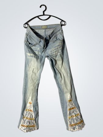 licht gewaschene Damen Schlagjeans mit Spitze und Paillettenverzierungen