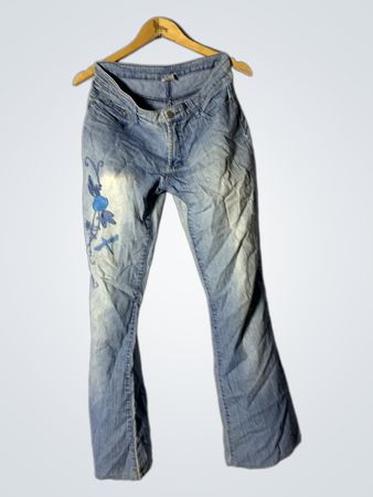 Blue Jeans mit Schmetterlingsstickerei