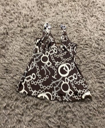 Braunes Tanktop mit Kettenmuster