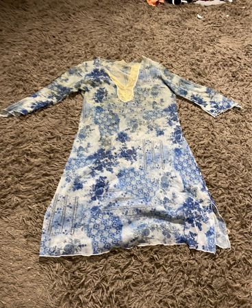 Blaues und weißes Blumenmusterkleid