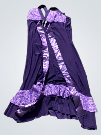 Lila Halterneck-Kleid mit Rüsche und Glitzerbesatz