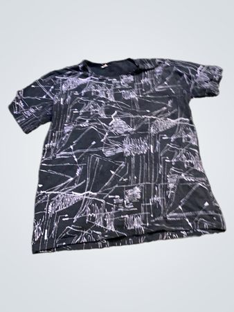 Schwarzes T-Shirt mit abstraktem Druck
