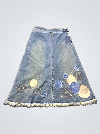 Denim A-Linien-Rock mit bestickten Verzierungen und fransigem Saum