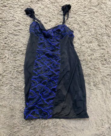 Schwarzes und blaues Slipkleid
