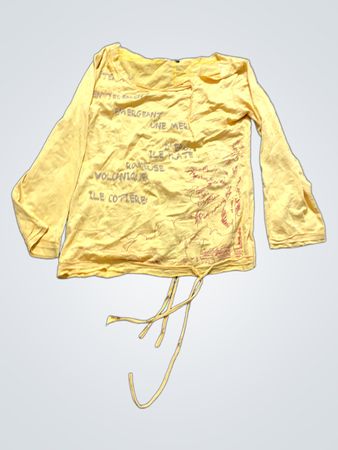 Gelbes Langarmshirt mit dem Label "coyote girls