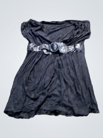 Schwarzes Tunika-Top mit verziertem Gürtel