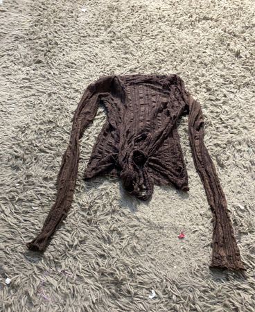 Braunes Strickoberteil mit Knopfverschluss und langen Ärmeln
