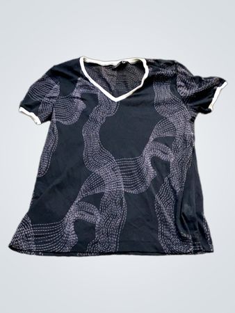 Lindex schwarzes T-Shirt mit weißem Saum und abstraktem Muster