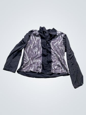 Schwarzes Langarmshirt mit dekorativem Vorderteil