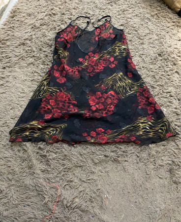 Schwarzes Slipkleid mit rotblumigem Druck und goldenem abstraktem Muster