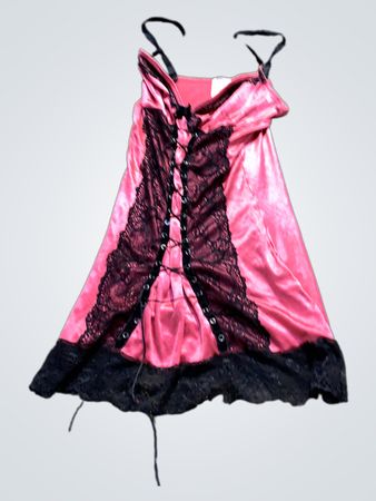 Rosa Slip-Kleid mit schwarzem Spitzenbesatz