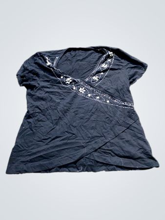 Schwarzes V-Ausschnitt-T-Shirt mit verziertem Ausschnitt