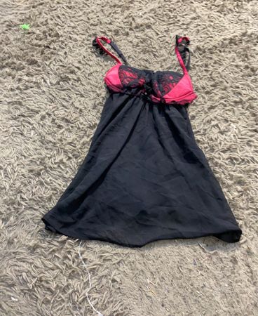 Schwarzes Babydoll mit pinkem Spitzenbesatz