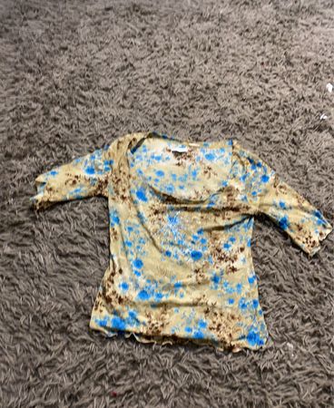 Braunes und blauer Blumenmuster-Top