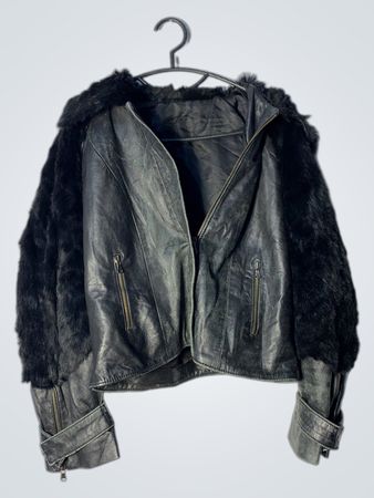 Schwarze Lederjacke mit Fellakzenten