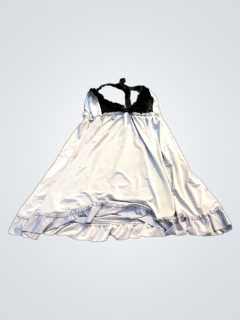 Hellblaues Halterneck-Nachtkleid mit schwarzem Spitzenbesatz