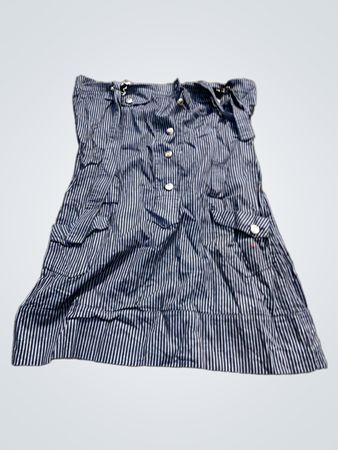 Blau-weiß gestreiftes trägerloses Kleid mit Knöpfen und Taschen
