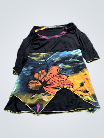 Schwarzes Kleid mit buntem Blumenmuster