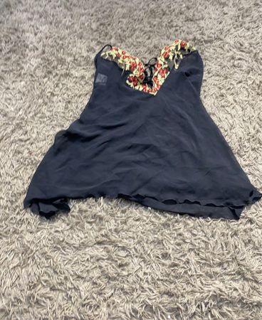 Schwarzes Babydoll mit floraler Spitzenkante