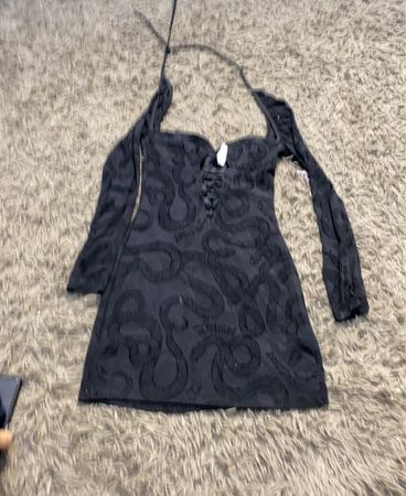 Schwarzes Schlangenprint-Kleid mit langen Ärmeln