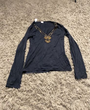 Marineblaues Langarm-V-Ausschnitt-Shirt mit verzierten Ausschnitt