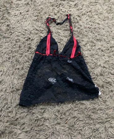 Schwarzes Spitzen-Babydoll mit rotem Saum
