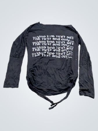 Schwarzes Langarmoberteil mit Textdruck