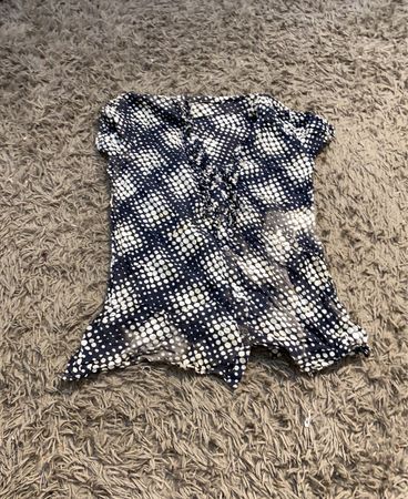 Durchsichtige Bluse mit weißem und blauem Punkte-Muster