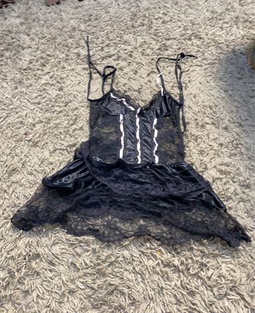 Schwarzes Spitzen-Underkleid