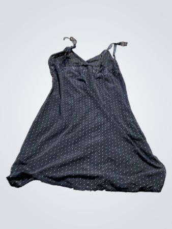 Dunkelblaues Slip-Kleid mit weißen Punkten