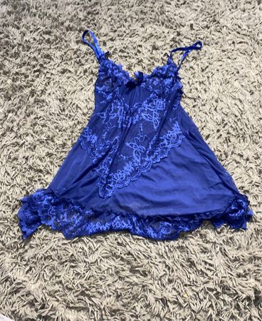 Babydoll-Negligé mit blauem Spitzenbesatz