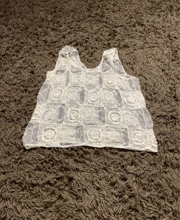 Weißes gehäkeltes Tanktop