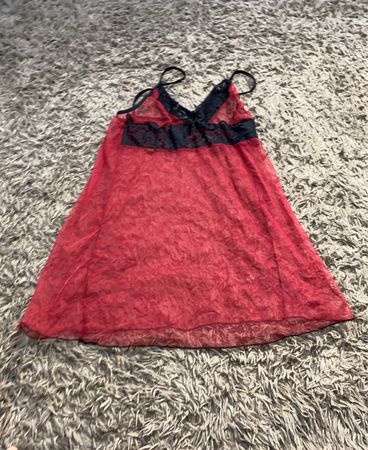 Chemise mit rotem Spitzenbesatz