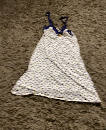 Weißes Slipkleid mit blauem und gelbem Blumenmuster