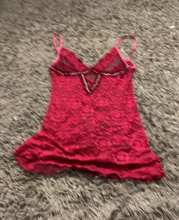 Rotes Spitzen-Babydoll mit Rüschenshirt
