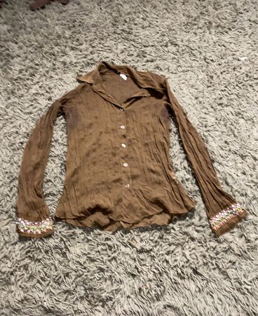 Braune zerknitterte Button-Up-Bluse mit gestickten Manschetten