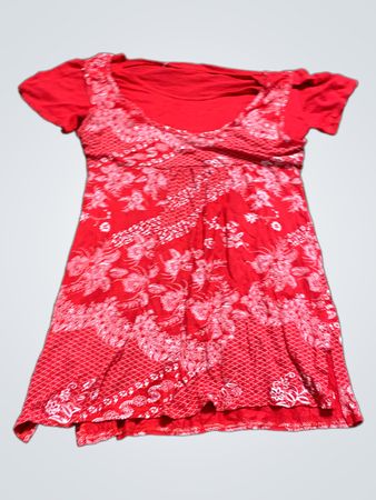 Rotes bedrucktes Kleid