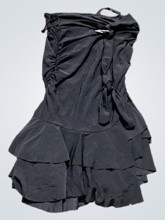 Schwarzes Rüschenshirtloses Kleid