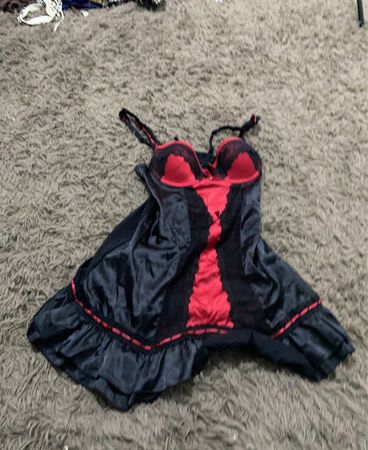 Schwarzes und rotes Dessouskleid