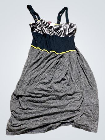 Graues und gestreiftes Kleid