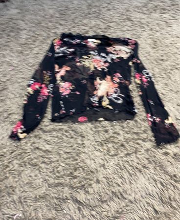 Schwarzes, durchsichtiges Langarmoberteil mit Blumenmuster