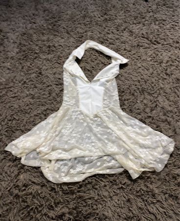 Weißes Spitzen-Halterkleid