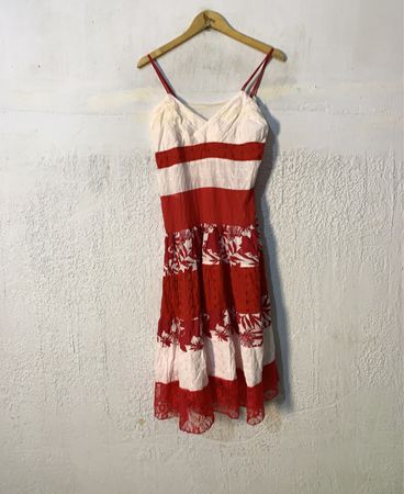 Stufenförmiges rot-weißes Blumenmuster-Sommerkleid